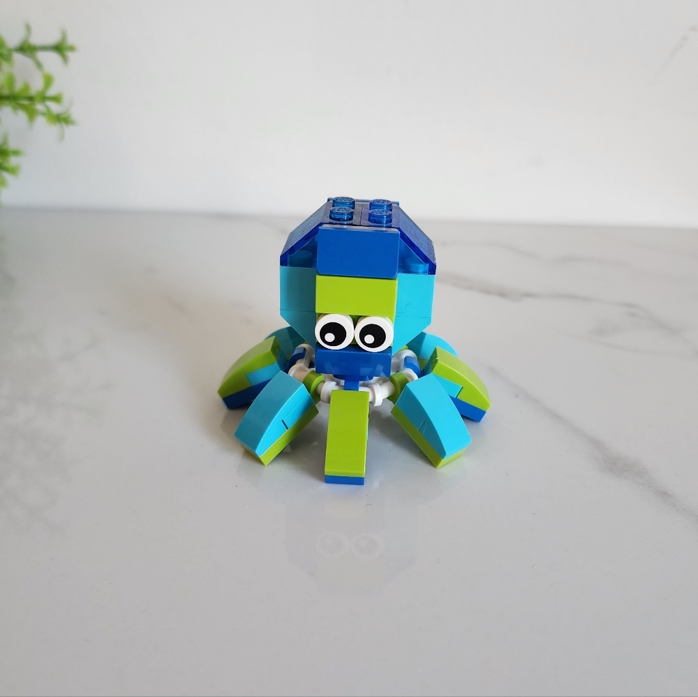 LEGO Monthly Mini Build July 2017 • Octopus Figure • Blue & Lime Exclusive🌊🐙
